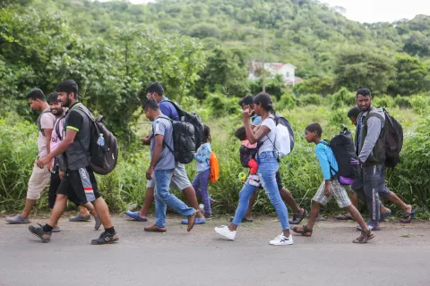 Un grupo de migrantes camina por la vía que conduce desde El Pescadero a Tegucigalpa, capital de Honduras.