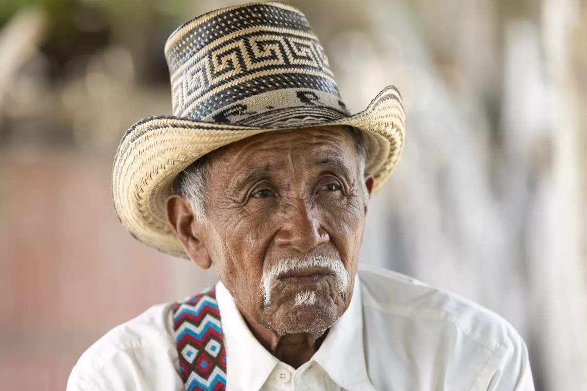Hombre indígena de edad avanzada 