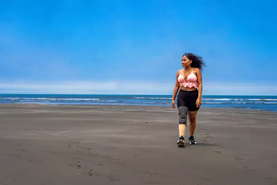 Maribel camina por la playa de Tumaco