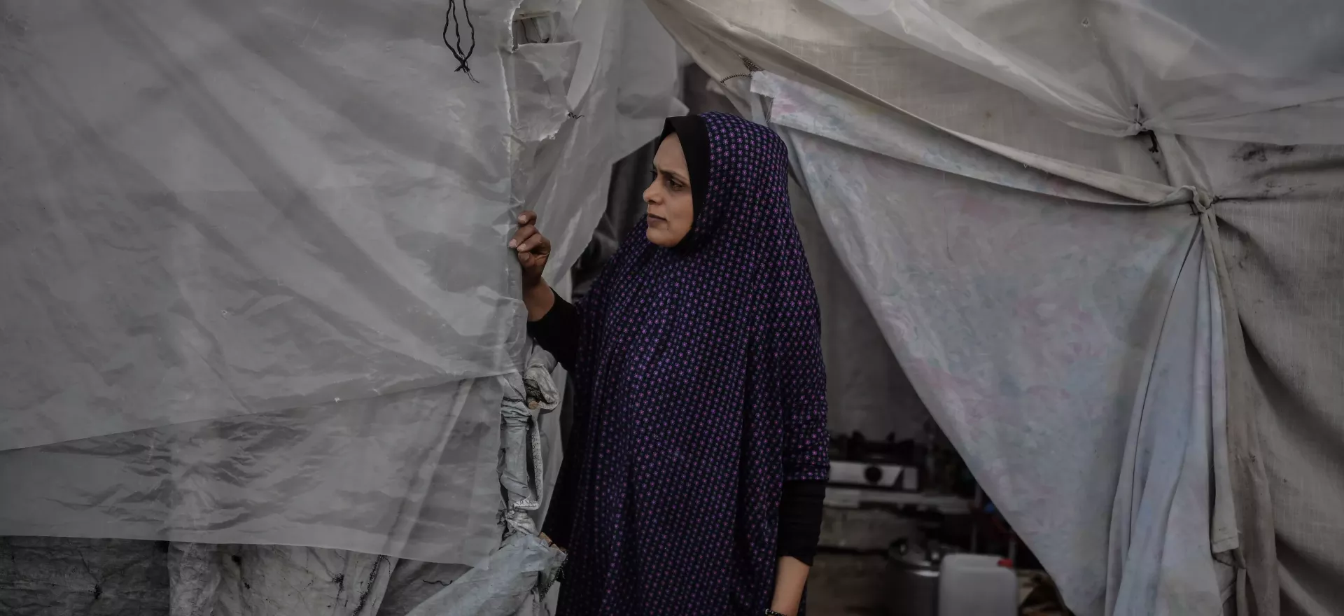 一名妇女站在临时避难所的门口。