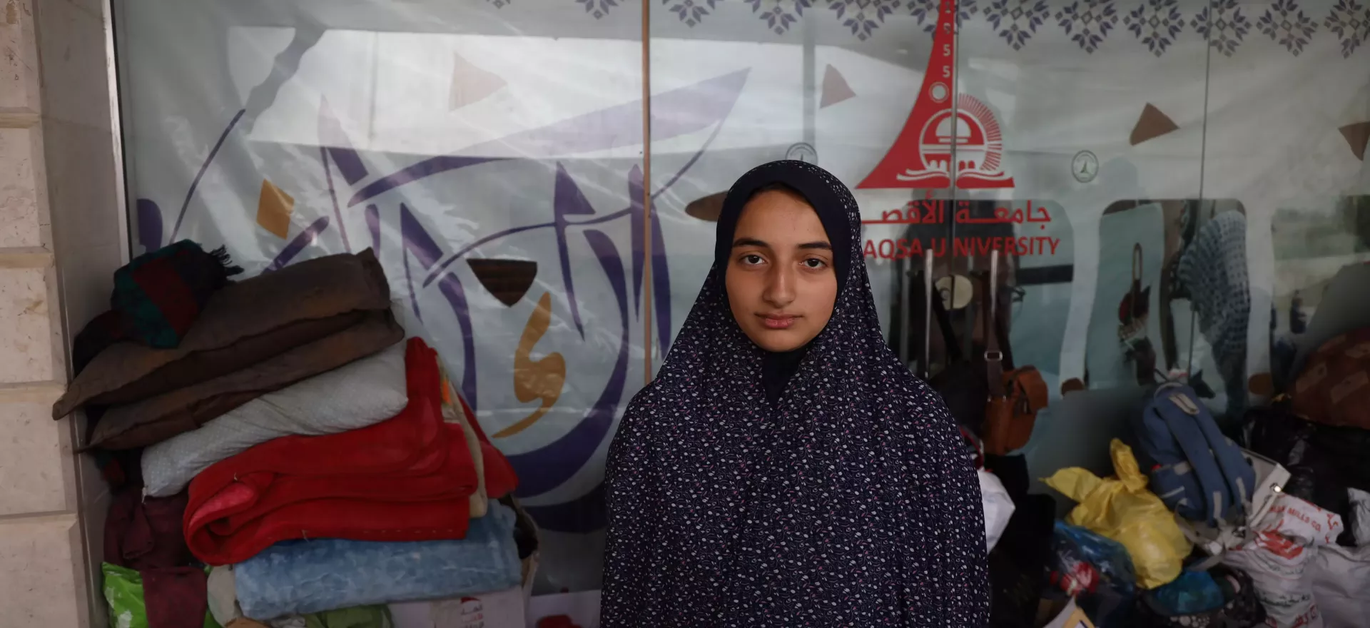 Una adolescente dentro de un refugio improvisado en Gaza