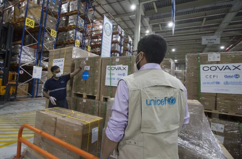Le 21 février 2021, Rafik El Ouerchefani, membre du personnel de l'UNICEF, supervise la distribution de seringues autobloquantes et de réceptacles de sécurité dans un entrepôt de Dubaï Logistics City, aux Émirats arabes unis.