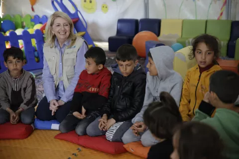 Catherine Russell, Directrice générale de l’UNICEF dans un espace ami des enfants soutenu par l’UNICEF à Kahramanmaraş, en Türkiye.