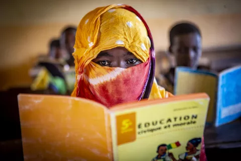 Malí. Una niña lee un libro en una escuela de Kidal, Malí.