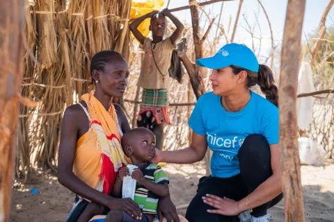 La Embajadora de Buena Voluntad de UNICEF, Priyanka Chopra Jonas, junto a Apolo Lokai, de 2 años, quien consume un alimento terapéutico como parte del tratamiento que recibe por desnutrición.