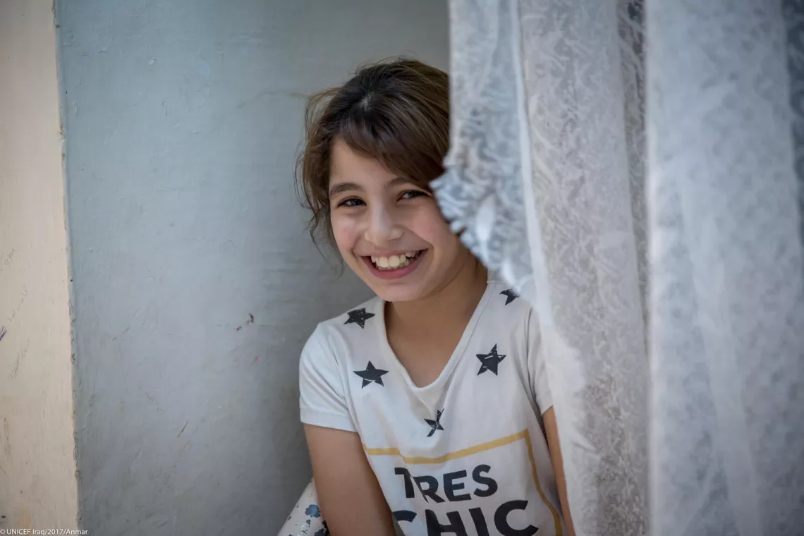 Sara, de 10 años, en su casa de Mosul, Iraq. Su familia recibe cupones que le proporcionan flexibilidad para decidir cómo satisfacer sus necesidades. “Uso el dinero para comprar alimentos”, afirma la madre de Sara. “Eso es lo más importante para los niños, porque los ayuda a centrarse en las clases. ¿Quién puede aprender nada con el estómago vacío?”