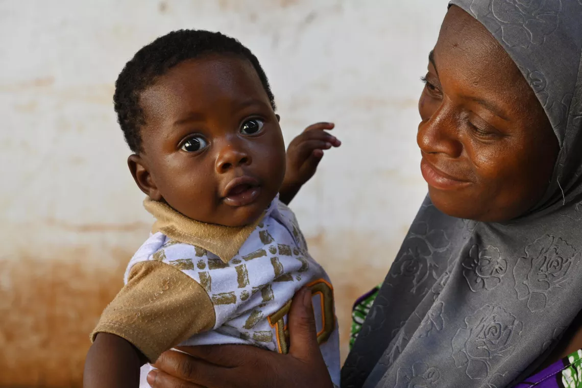 在布基纳法索法达的一家医疗中心，一位母亲正抱着她的婴儿。