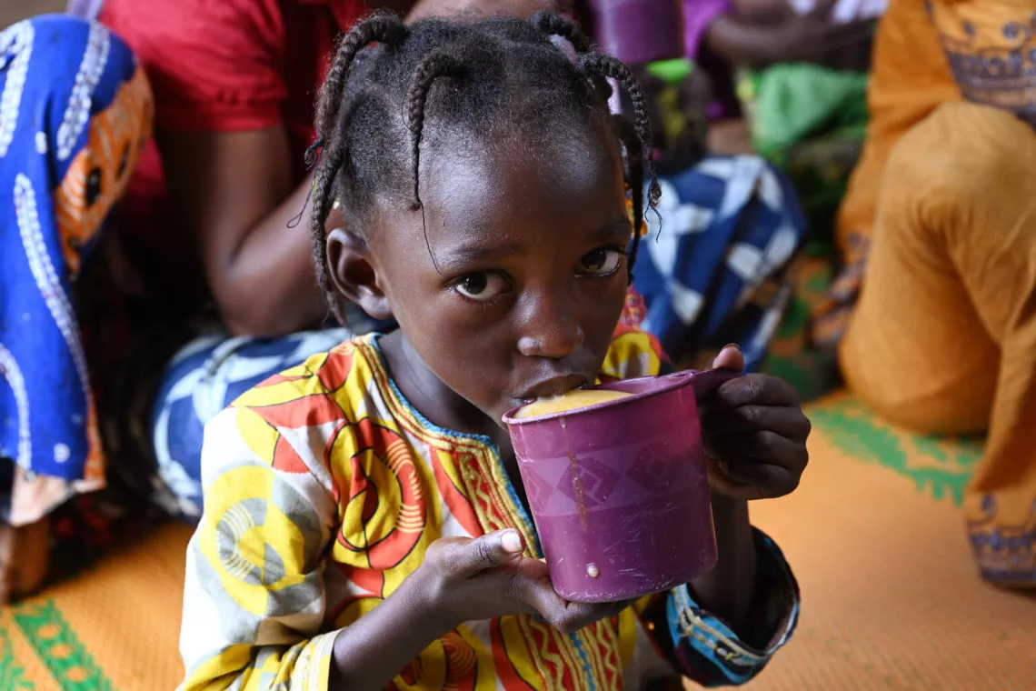 在喀麦隆加鲁瓦-布拉伊举行的烹饪示范活动结束后，孩子们吃上了营养餐。