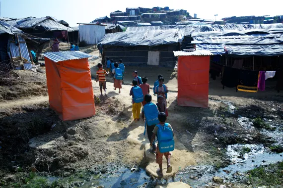 Rohingya children going to temporary school 