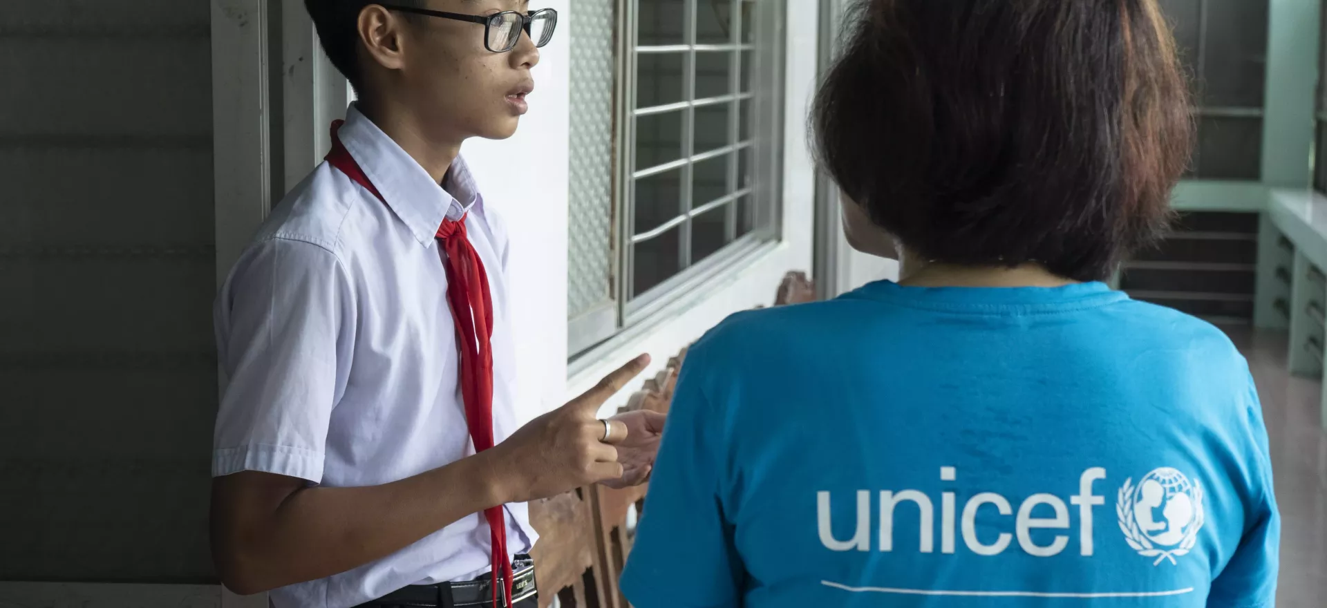 إحدى موظفات اليونيسف في فيتنام تتحدث مع صبي