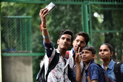 Un grupo de adolescentes se toma una selfie