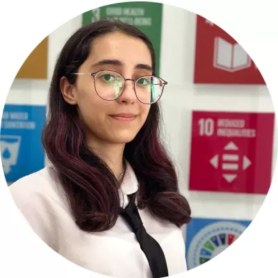 Portrait de Yasmina, défenseuse des droits des jeunes de l'UNICEF