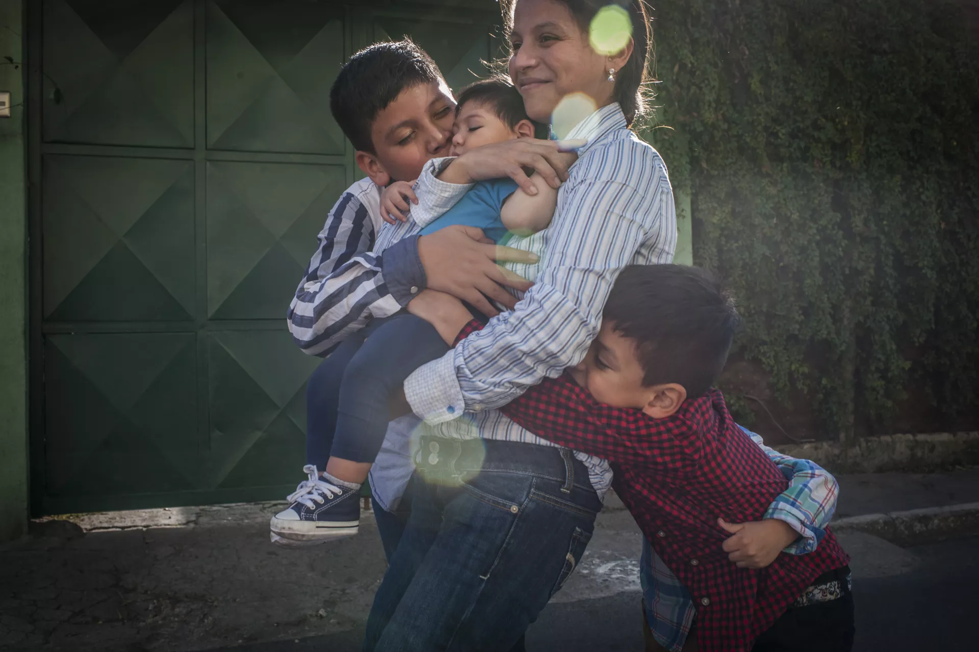 أم وأطفالها الثلاثة في غواتيمالا