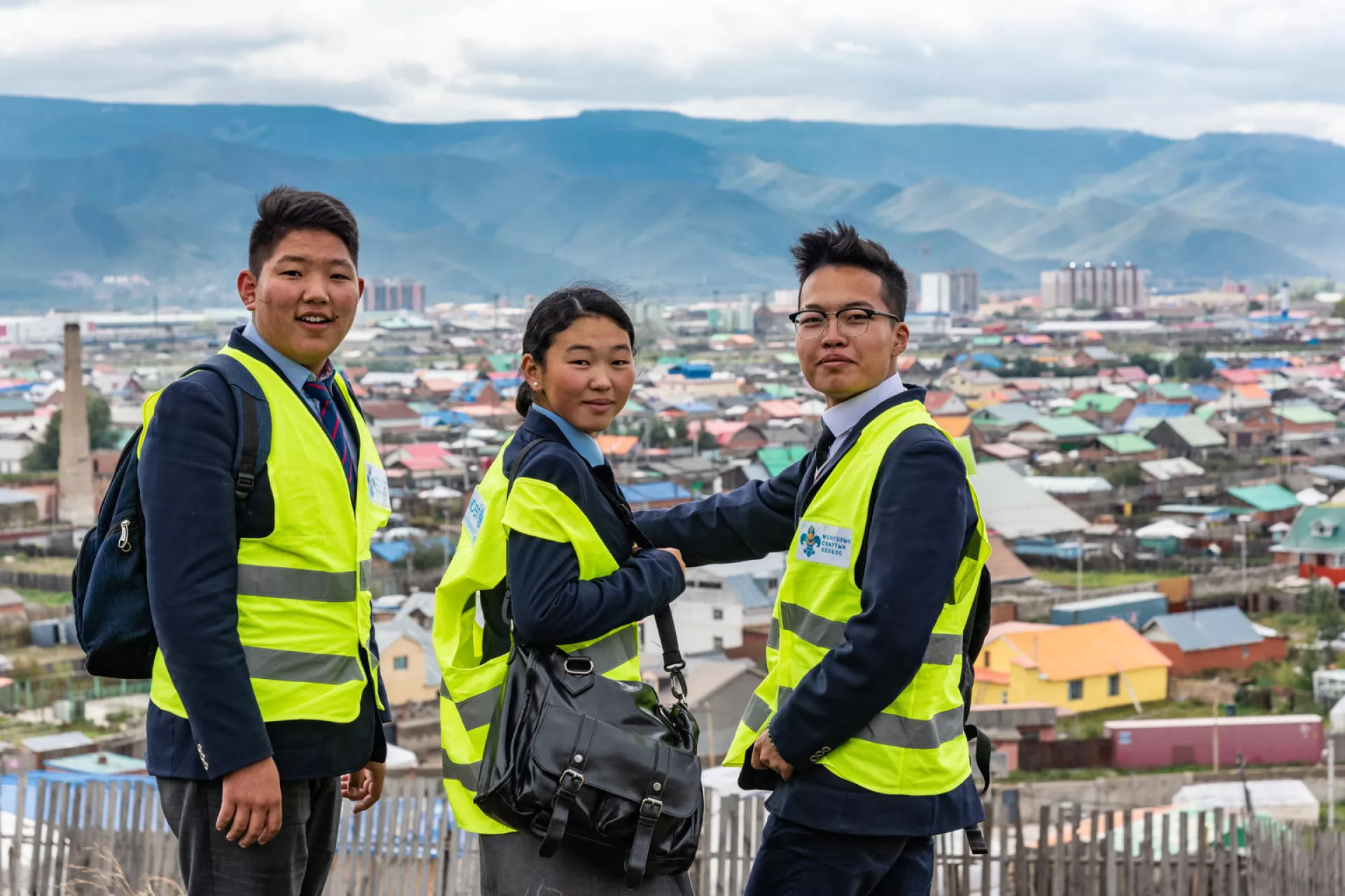  蒙古乌兰巴托的青少年收集空气污染数据，他们配备了联合国儿童基金会提供的便携式监测仪，在社区中穿行，测量空气质量。