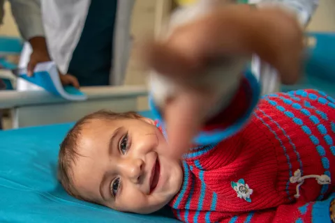 阿富汗。在阿富汗瓦尔达克省医院的住院病房里，一个孩子指着摄像机。