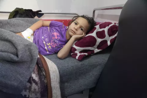 قطاع غزة. طفلة تستريح في ملجأ للنازحين.