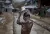Un garçon se lave à Balukhali