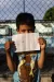 Un niño migrante muestra su dibujo, México