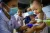 Une infirmière mesure le bras d'un jeune enfant 