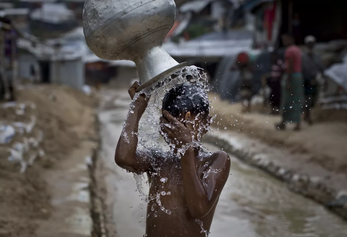 Un garçon se lave à Balukhali