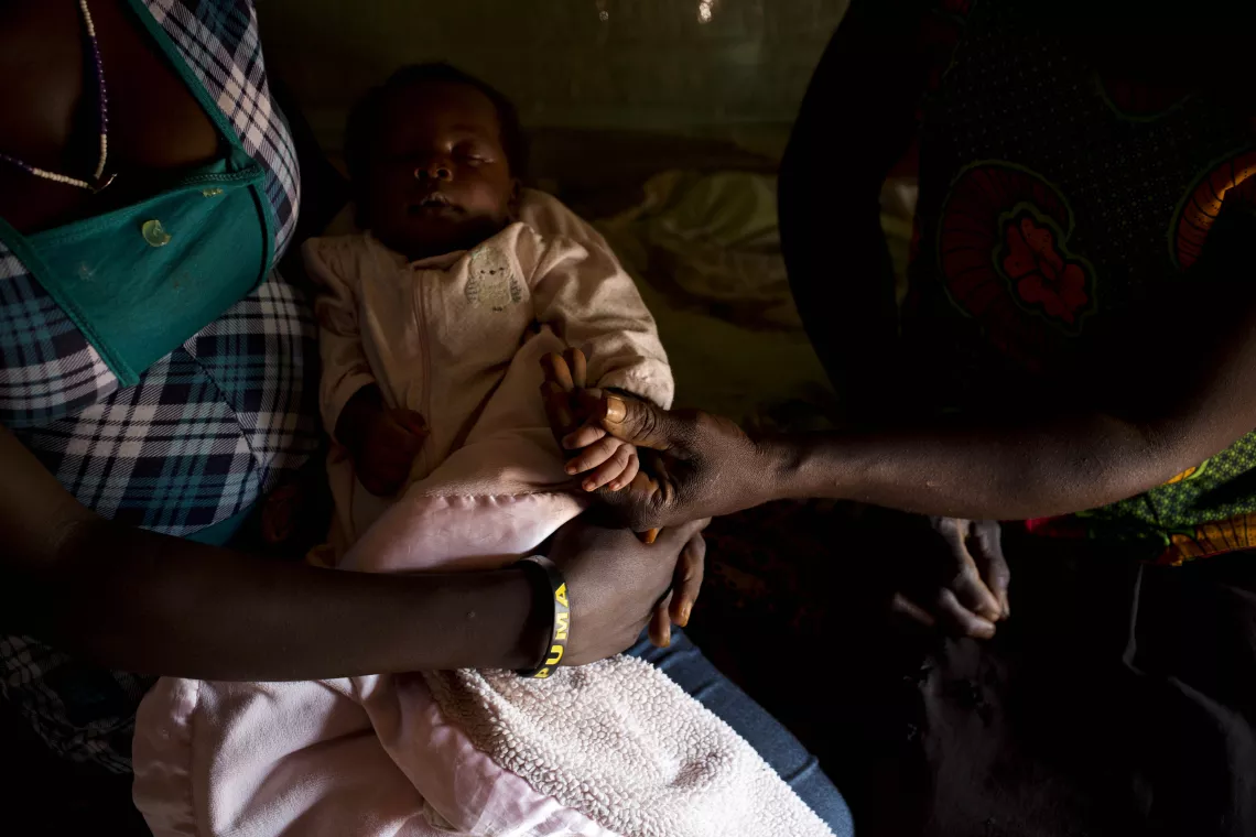 Esther, 18 ans, tient son bébé dans ses bras à Yambio, au Soudan du Sud. La jeune fille a été recrutée par un groupe armé à l’âge de 14 ans. Elle est tombée enceinte et a accouché de sa fille après sa libération
