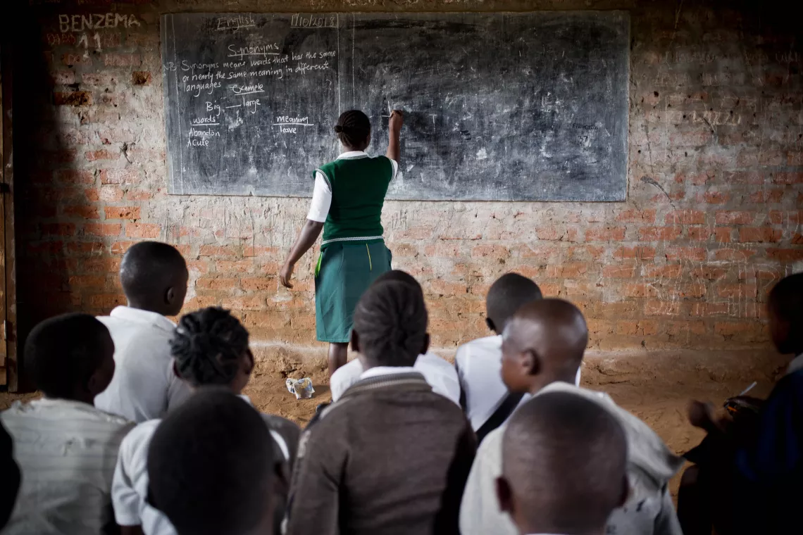 Au Soudan du Sud, une fille passe au tableau dans une salle de classe située à Yambio.