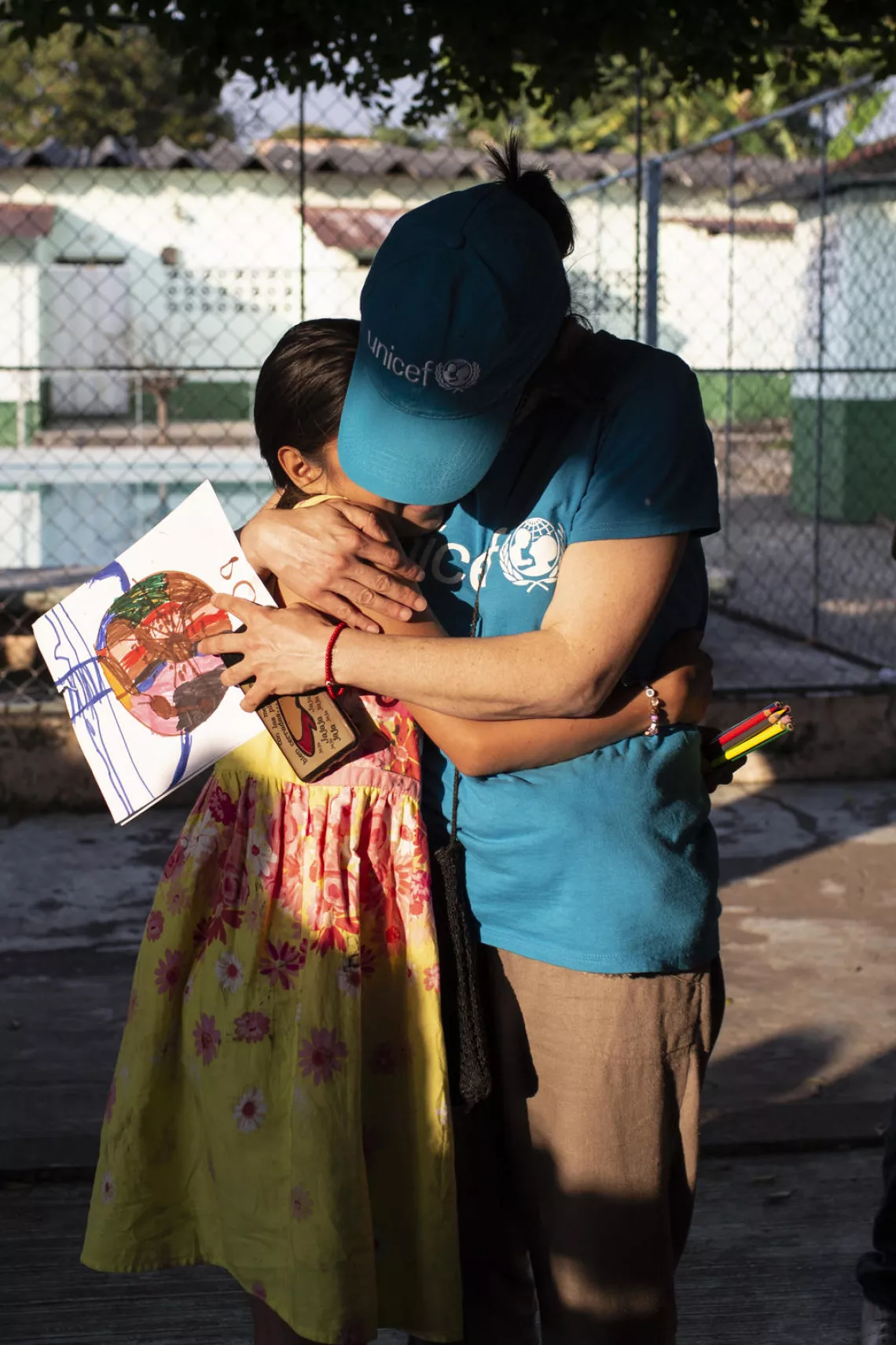 Una voluntaria abraza a una niña migrante, México