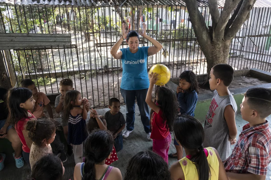 Una voluntaria juega con niños en un refugio en México