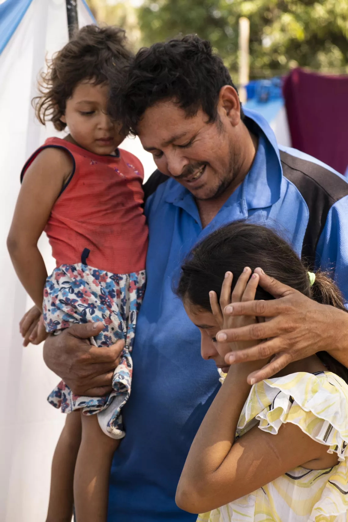 Un padre con sus dos hijas en México