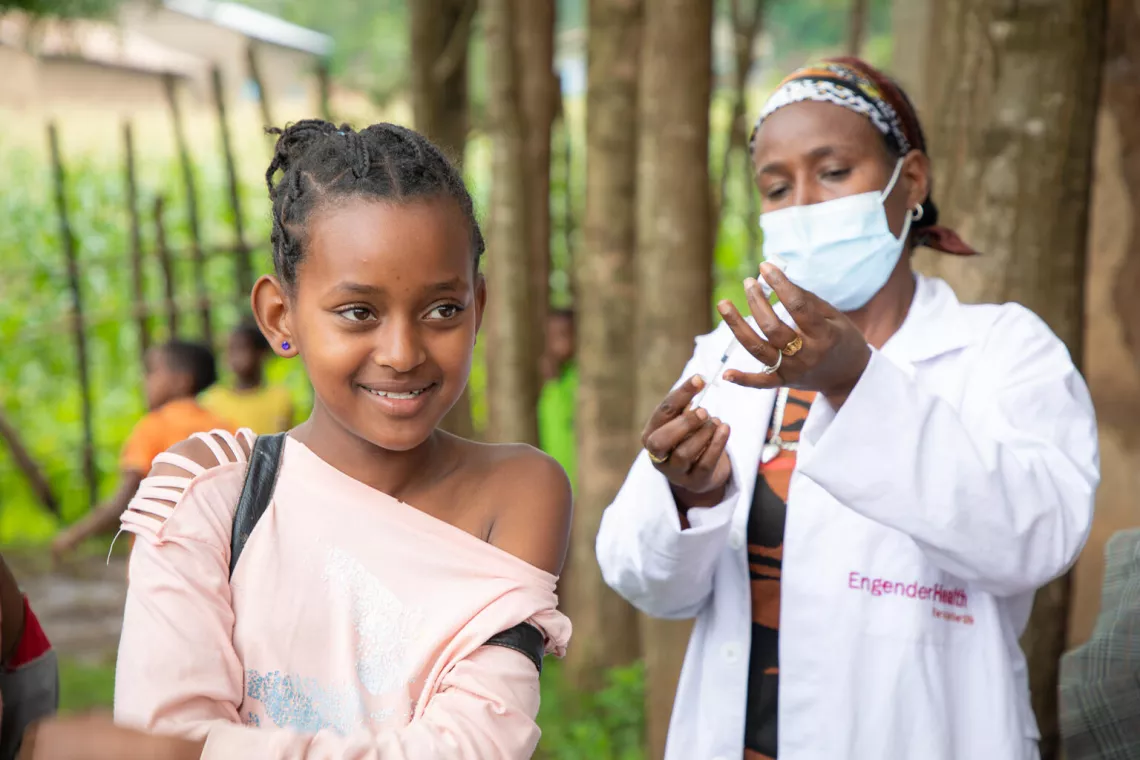 Una niña de 12 años recibe la vacuna contra el VPH en Etiopía para protegerse del riesgo de padecer infecciones por el VPH y los cánceres asociados.