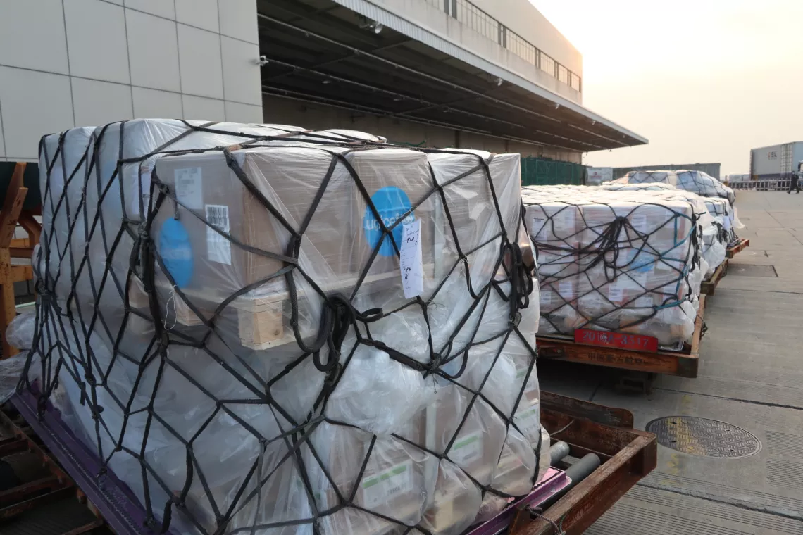 في 29 يناير 2020، شحنة من معدات الحماية الشخصية عند الوصول قبل تفريغها في مطار بودونغ الدولي في شنغهاي، الصين.