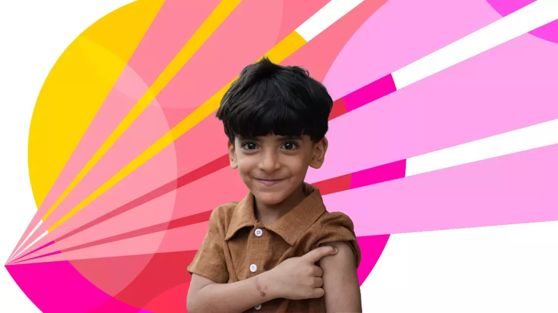 Un jeune garçon sourit en montrant le haut de son bras pour indiquer qu'il est vacciné. Des lignes et des cercles roses colorés sont illustrés en arrière-plan.