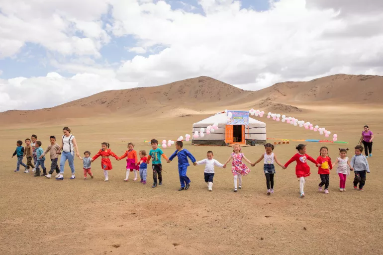 Des enfants devant une maternelle mobile, en Mongolie