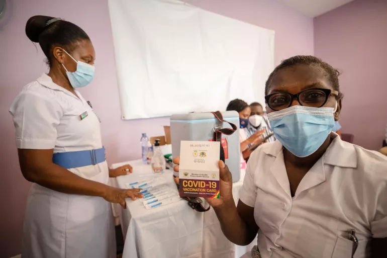 La trabajadora de salud, Lucy Addy, de 52 años, muestra una tarjeta de vacunación después de recibir una vacuna contra la covid-19 en el Hospital Ridge en Accra, Ghana, marzo de 2021.