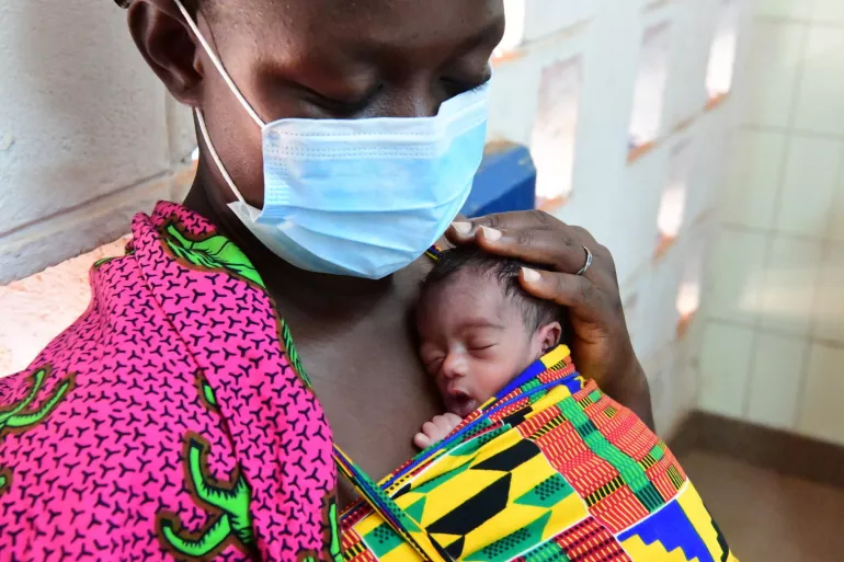 Una mamá y una bebé en Côte d'Ivoire. 
