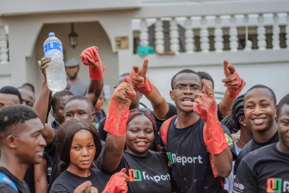 Adolescentes levantan sus brazos al aire, Côte d'Ivoire