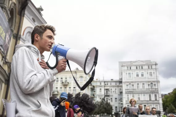 Un joven grita a través de un megáfono, Ucrania